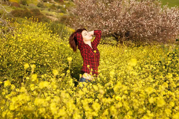 Mujer joven y flores — Foto de Stock