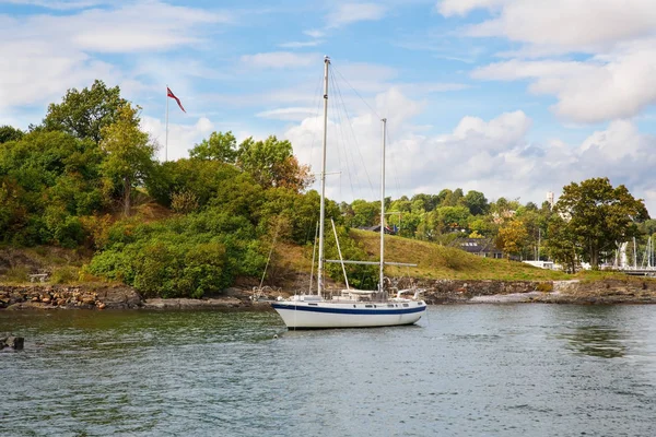 Boot im kleinen Hafen — Stockfoto