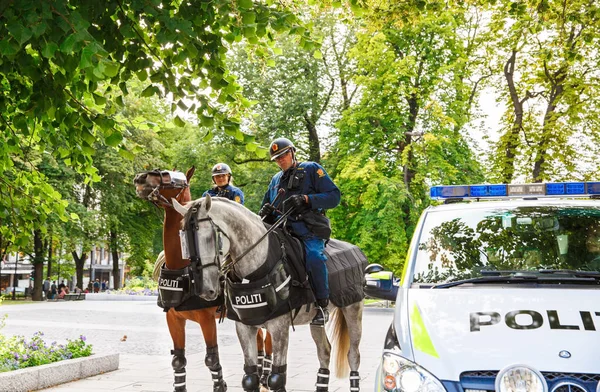 De bereden politie Oslo aan het Parlementsgebouw en demonstratie — Stockfoto
