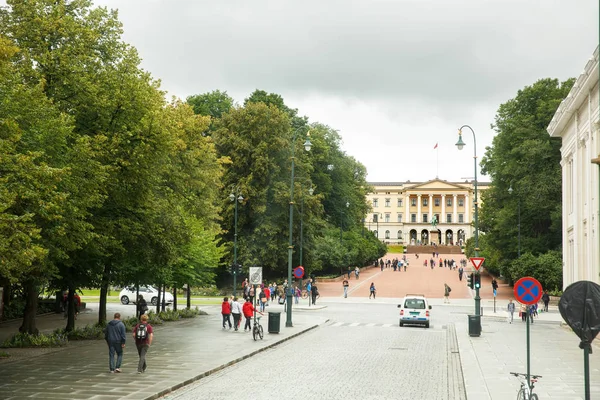 Portão Karl Johans e Palácio Real em Oslo — Fotografia de Stock