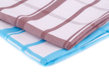 Beyaz arka plan üzerinde renkli mutfak havlular.