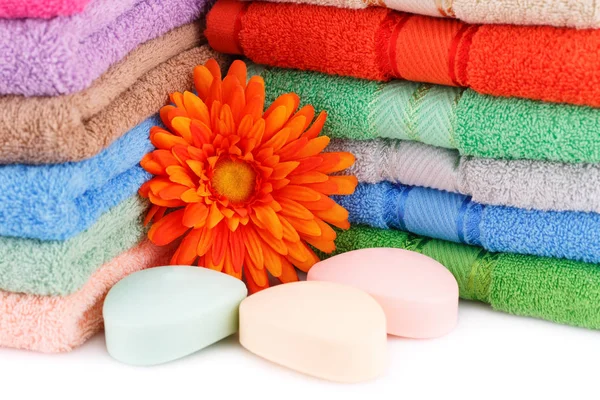 カラフルなタオルのスタック 花および石鹸のクローズ アップ写真 — ストック写真