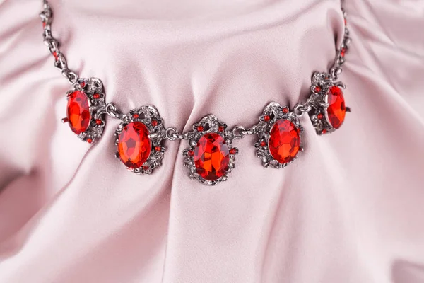 Collier Élégant Avec Des Pierres Rouges Sur Fond Tissu Rose — Photo