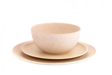 Boş bambu kase ve beyaz arka plan üzerinde izole plakaları.