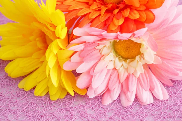 Marguerites Tissu Coloré Sur Fond Rose Image Rapprochée — Photo