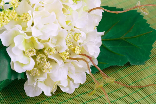Fleurs Tissu Blanc Sur Fond Bambou Image Rapprochée — Photo