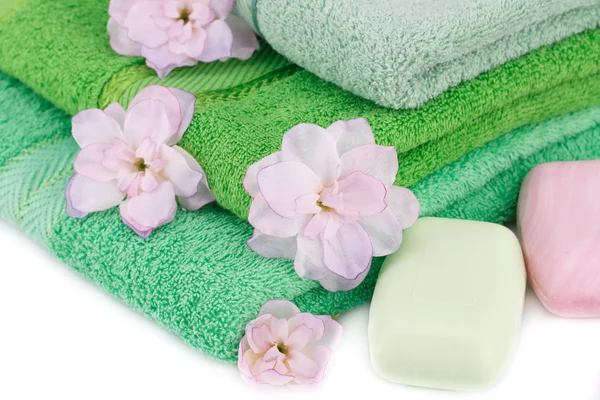 Folded Towels Soaps Flowers Closeup Picture — Stock Photo, Image