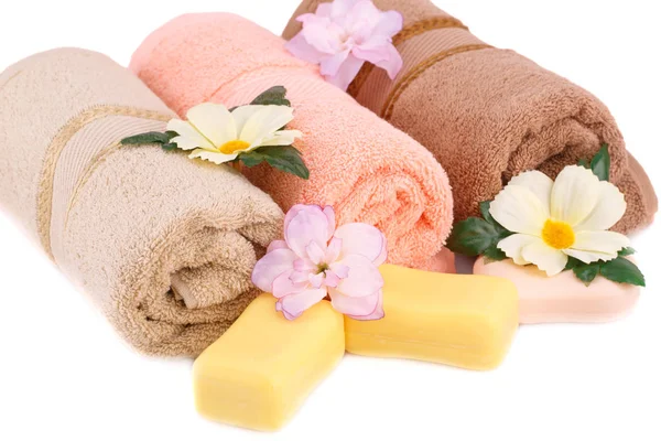Pyyhe, saippuat ja kukat — kuvapankkivalokuva