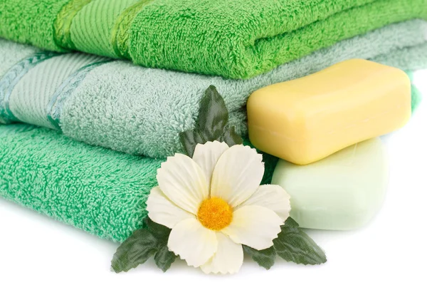 Handdukar, blomma och tvålar — Stockfoto