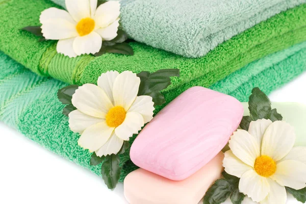 Ručníky, mýdla a květiny — Stock fotografie