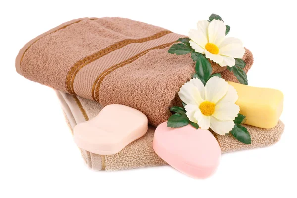 Handduk, tvål och blommor — Stockfoto