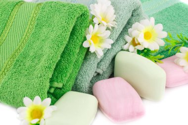 Havlu, sabun ve çiçekler