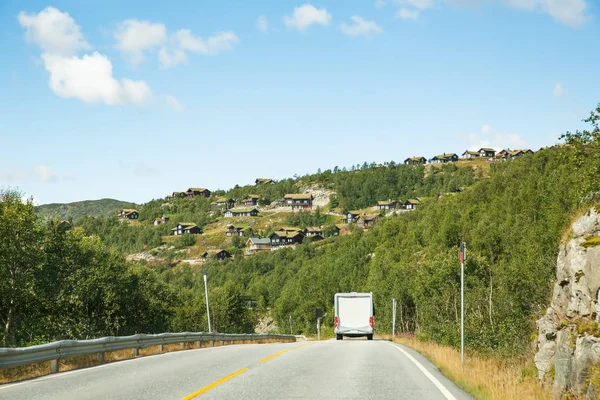Estrada na aldeia da Noruega — Fotografia de Stock