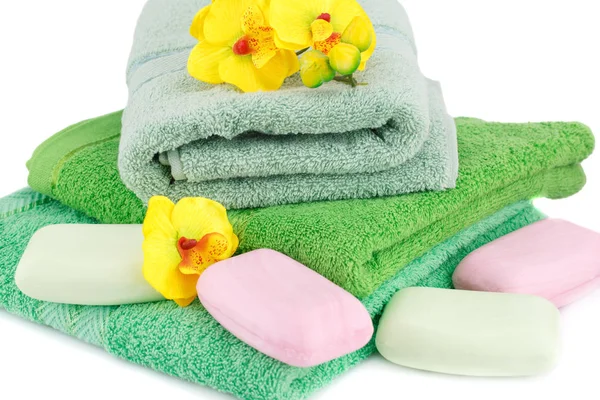 Towel, soaps and flowers — Stock Photo, Image