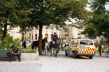 Parlamento Binası ve gösteri Oslo atlı polis