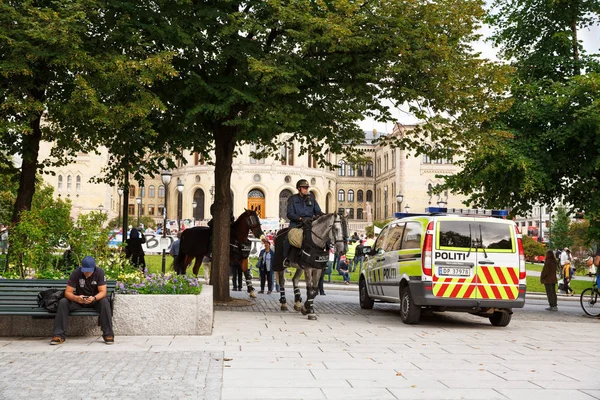 Parlamento Binası ve gösteri Oslo atlı polis — Stok fotoğraf