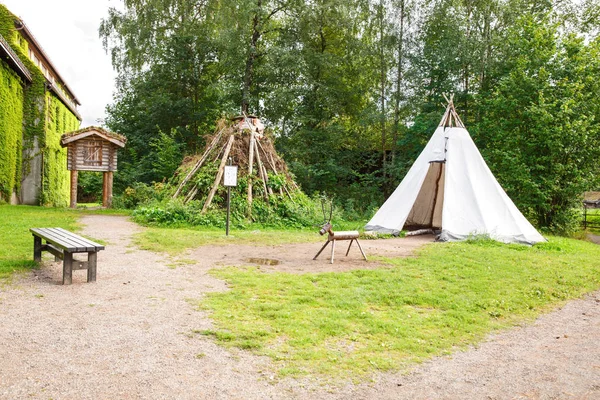 Sami cabana e tenda — Fotografia de Stock