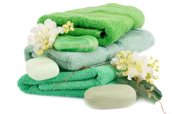 Полотенца, мыло и цветы — стоковое фото