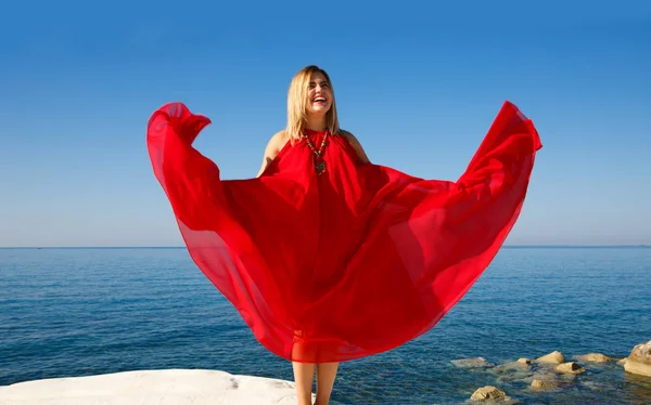 Vrouw in het rood — Stockfoto