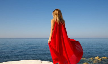 Kırmızılı kadın