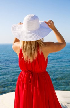 Kırmızılı kadın