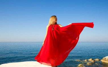 Kırmızılı kadın