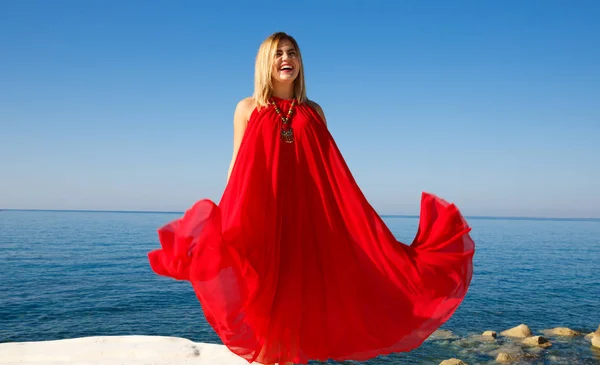 Femme Robe Rouge Sur Pierre Blanche Plage Chypre — Photo