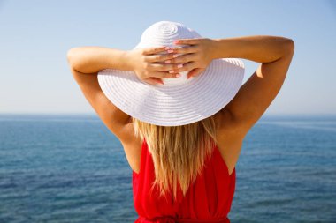 Kırmızılı kadın