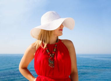 Kırmızılı kadın