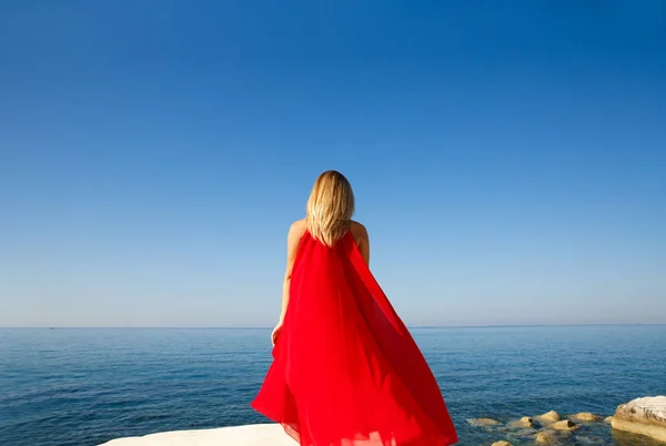 Vrouw in het rood — Stockfoto