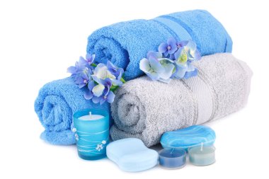 Spa havlu, mum, çiçek ve beyaz arka plan üzerinde izole çeşitli sabunlar ayarla.