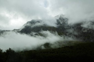Rocky Dağları ve Norveç'te sis ile manzara.