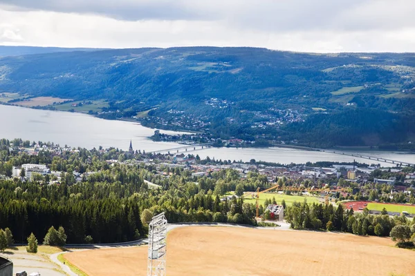 Krajina Hory Řeky Budovy Městě Lillehammer Norsko — Stock fotografie