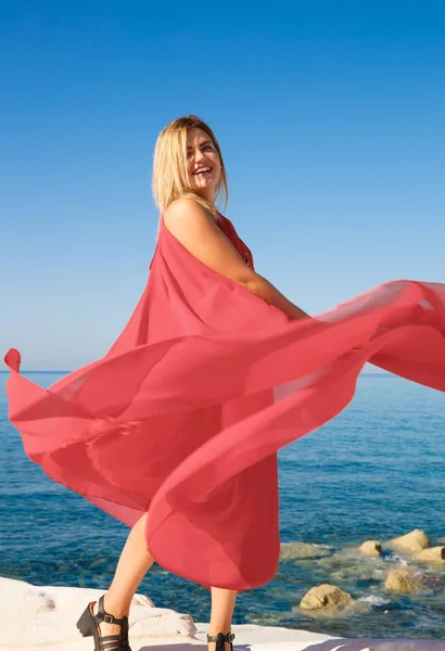 Blonde Vrouw Rode Jurk Het Strand Cyprus — Stockfoto