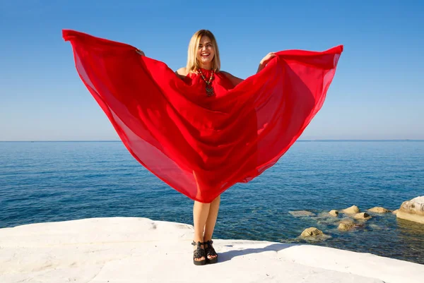 Vrouw Rode Jurk Witte Steen Het Strand Cyprus — Stockfoto