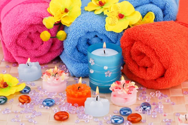 Set Spa Con Toallas Velas Piedras Flores Sobre Fondo Bambú — Foto de Stock