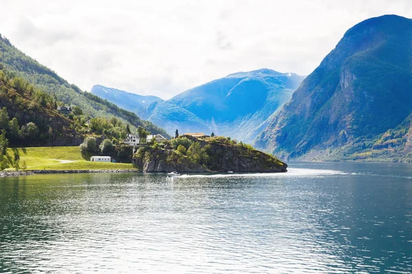 Landschaft Mit Neroyfjord Bergen Und Traditionellen Dorfhäusern Norwegen — Stockfoto