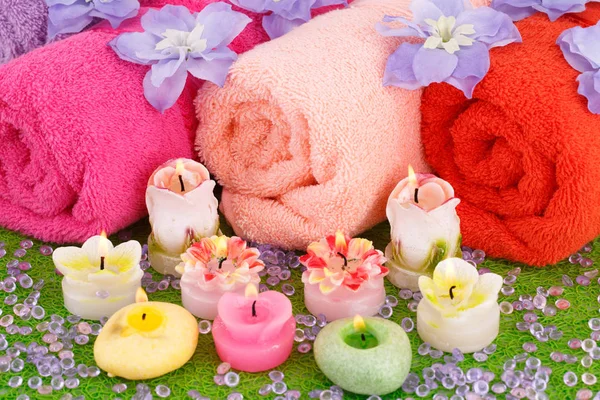 Spa Set Med Handdukar Ljus Och Blommor Plast Bakgrund — Stockfoto