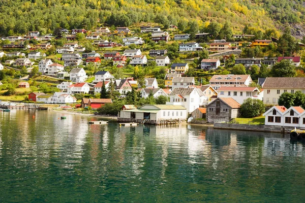 Landschaft Mit Neroyfjord Bergen Und Traditionellen Dorfhäusern Norwegen — Stockfoto