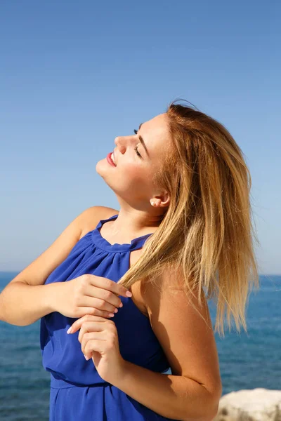 キプロスのビーチでブルーのドレスで金髪の女性 — ストック写真