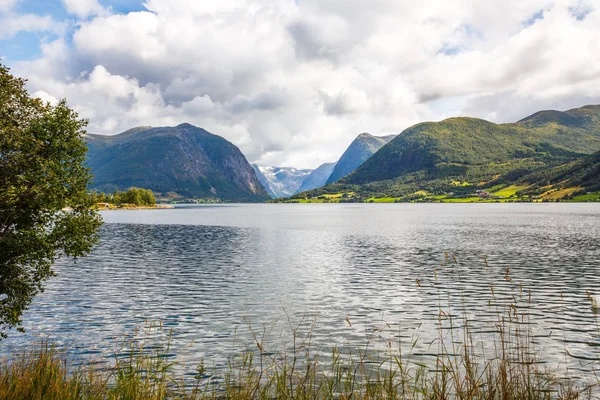 Τοπίο Βουνά Στα Φιόρδ Και Χωριό Στη Νορβηγία — Φωτογραφία Αρχείου