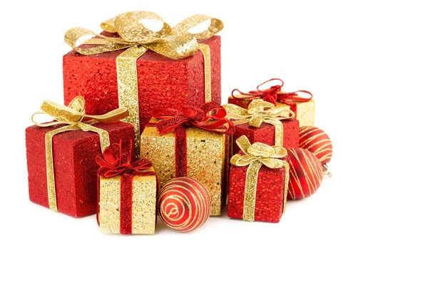Vánoční dárky a koule — Stock fotografie