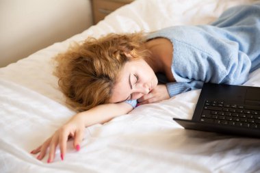 Dizüstü bilgisayarlı kadın