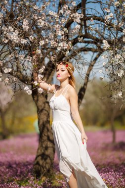 romantik sarışın kadın