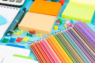 Okula geri dön, mavi arka planda sabit dur..