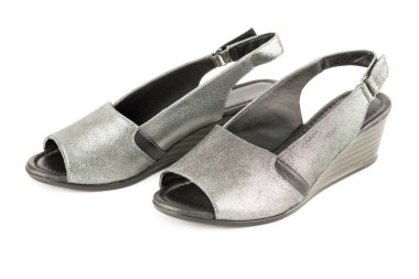 Beyaz arka planda izole edilmiş şık yaz ayakkabıları..