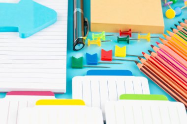 Okula geri dön, mavi arka planda sabit dur..