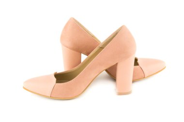 Beyaz arka planda izole edilmiş şık süet ayakkabılar..