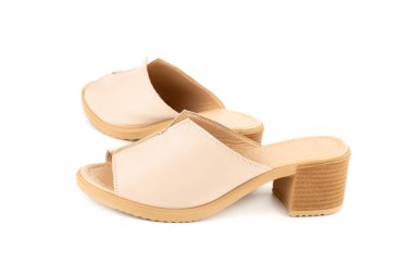 Beyaz arka planda izole edilmiş şık deri ayakkabılar..