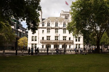 Londra, İngiltere - 8 Ağustos 2019 - Yüksek Mahkeme ve Westminster bölgesindeki Little George caddesinde çok sayıda gezgin turist.